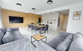 Przestronny apartament, ogródek, bezpłatne miejsca postojowe w garażu, AWG APARTMENTS